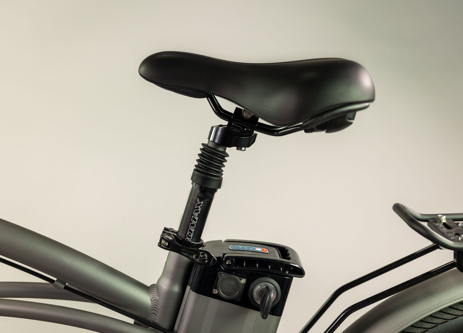 Shock-Absorbing Seat Post &amp; Saddle